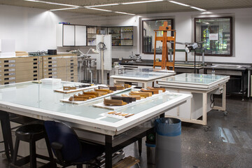 Laborat&oacute;rio para a manuten&ccedil;&atilde;o e restaura&ccedil;&atilde;o de quadros e esculturas em um museu. 