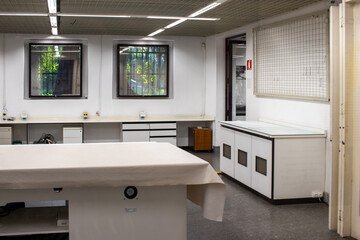 Laborat&oacute;rio para a manuten&ccedil;&atilde;o e restaura&ccedil;&atilde;o de quadros e esculturas em um museu. 