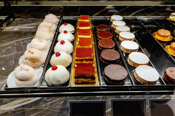 Dolci tipici italiani in rassegna in vetrina di pasticceria 