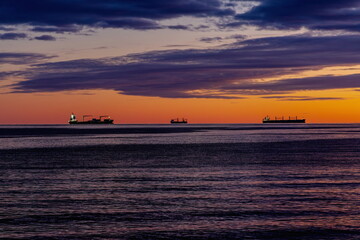  Sagome di navi da trasporto al tramonto viste dal lungomare di Salerno (Campania , Italia)