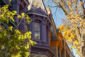 Fa&ccedil;ades color&eacute;es typiques du Plateau Mont-Royal, Montr&eacute;al 