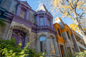Fa&ccedil;ades color&eacute;es typiques du Plateau Mont-Royal, Montr&eacute;al 