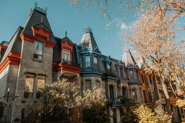 Montr&eacute;al, Canada : Fa&ccedil;ades de maisons color&eacute;es avec escaliers ext&eacute;rieurs dans le quartier du plateau Mont-Royal