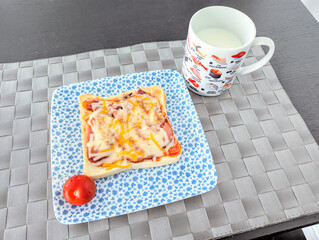 とろけるチーズとベーコンを乗せたピザトースト