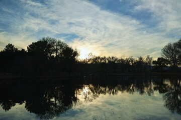 Obraz premium Tranquil Lakeside Sunset