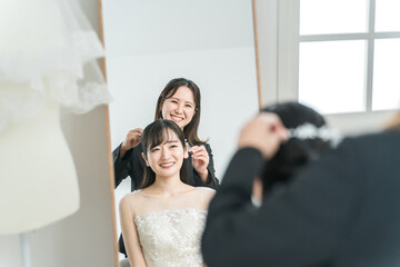 Wedding, wedding hairstyle, bride and wedding planner discussing hairstyle