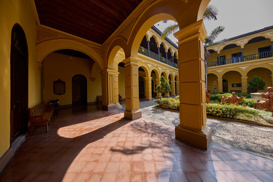 Silence and sunlight in the heart of Lima. The Convento de Santo Domingo offers a peaceful escape from the bustling city streets, where centuries of history are preserved in every carved wooden 