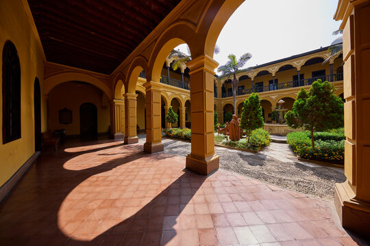 Silence and sunlight in the heart of Lima. The Convento de Santo Domingo offers a peaceful escape from the bustling city streets, where centuries of history are preserved in every carved wooden 