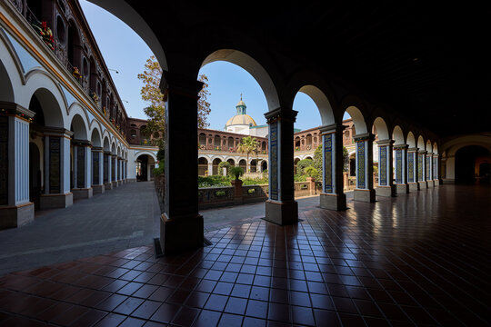 Silence and sunlight in the heart of Lima. The Convento de Santo Domingo offers a peaceful escape from the bustling city streets, where centuries of history are preserved in every carved wooden 