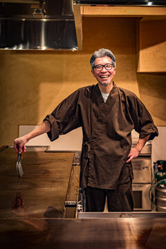 鉄板焼き職人のポートレイト写真
