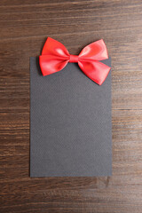 黒いメッセージカードと赤いリボン