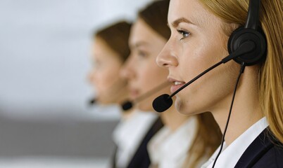 女性オペレーターが電話応対