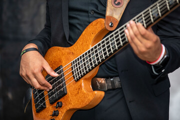 Obraz premium man playing electric guitar
