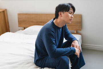 気分が悪い寝起きの若い男性　ライフスタイルイメージ