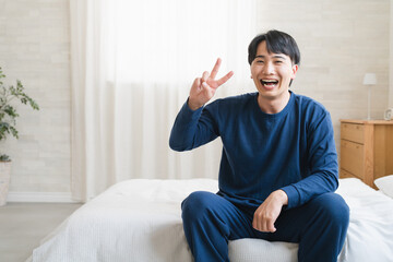 気持ちの良い朝を迎える若い男性　ライフスタイルイメージ