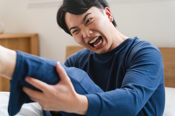 こむら返りをおこした若い男性　ライフスタイルイメージ