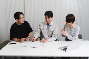 建築士と話し合う建築現場の監督　建築イメージ