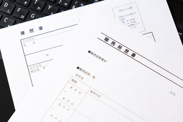 履歴書と職務経歴書 - 転職の際に欠かせない応募書類の履歴書と職務経歴書を用意する
