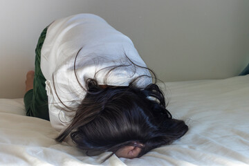 絶望してショックをうけている女の子のイメージ（5歳、日本人、顔無し）