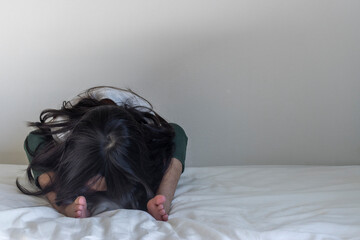 絶望してショックをうけている女の子のイメージ（5歳、日本人、顔無し）
