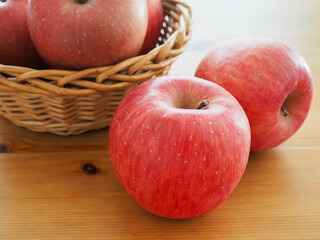 テーブルの上の籠に入った新鮮な林檎