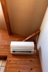 部屋に設置されたエアコン