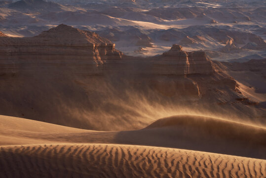 Breathtakingly beautiful desert scenery at dusk reveals natures magic