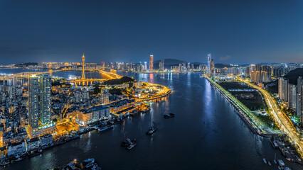 Obraz premium Aerial view of the vibrant city skyline at night in Macau.