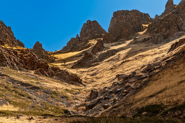 Blick von der Talsohle auf die Berg-k&auml;mme und -spitzen in der sog. "Geierschlucht" in der W&uuml;ste Gobi, Mongolei, Zentralasien