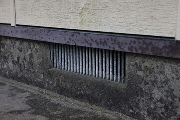 古い住宅基礎の通気口
