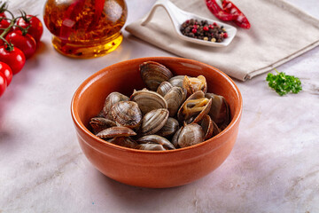 Steamed vongole clams with spices © Andrei Starostin