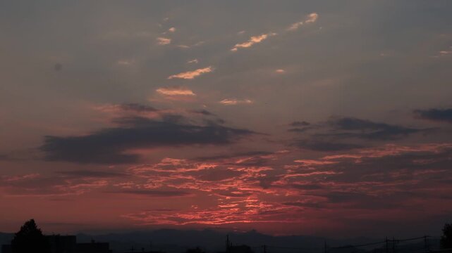 郊外にて夏の日没の曇が流れていく様子　タイムラプス