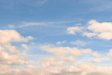 Obraz premium Peaceful Cloudscape on Sunny Day