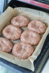 ハンバーグをグリルトレーで焼く・焼く前の生の状態