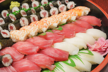 寿司桶に入った寿司｜まぐろ・イカ・エビ・鉄火巻