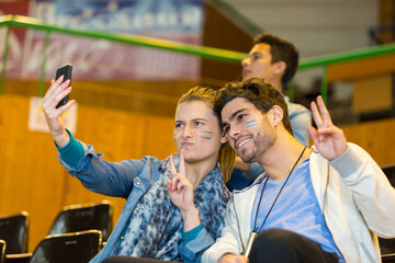 Obraz premium sport supporters at stadium doing a selfie