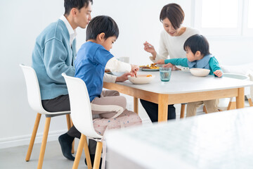 Fototapeta premium 「食育」「団欒」「子育て」幸せな家庭生活