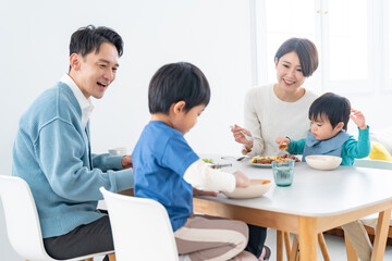 家族四人の朝食シーン