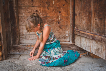 Kind malt mit Malkreide