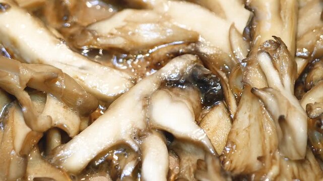 マイタケをオリーブオイルで煮込んでいる動画。