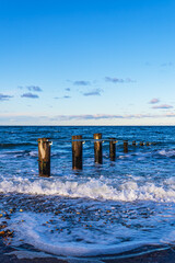 Fototapeta premium Wellen und Buhne am Strand der Ostsee in Heiligendamm