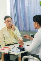 Fototapeta premium The dentist used a prosthetic jaw to explain the correct way to brush teeth and maintain oral hygiene to prevent cavities and toothaches.