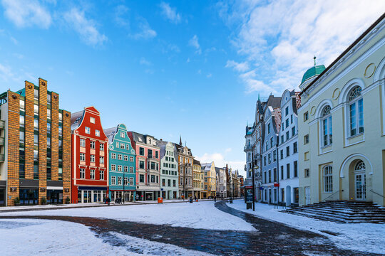 Blick auf die Kr&ouml;peliner Stra&szlig;e mit Giebelh&auml;user im Winter in der Hansestadt Rostock