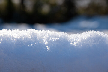 Gros plan sur un amas de neige avec flou en arri&egrave;re-plan