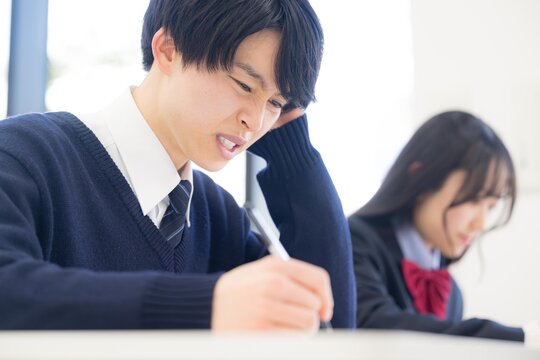 受験勉強や学習が難しくて悩む男子高生　テスト全然わからない&hellip;