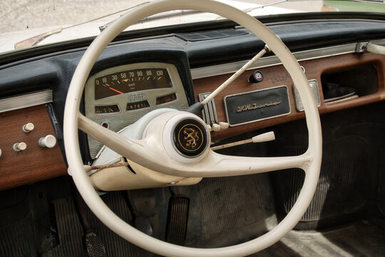 Blick auf das Armaturenbrett und Lenkrad eines alten DKW Junior der  Auto Union GmbH