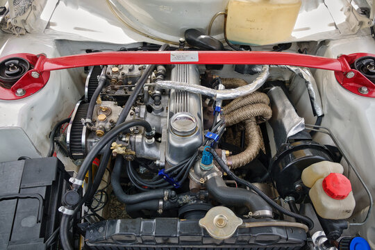Blick auf den 1,3 Liter 4 Zylinder Motor mit 57 PS eines alten Ford Escort Typ ATH aus den Baujahren 1974-1980