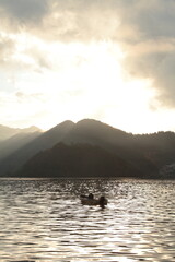 朝焼けの色に染まる海とボート