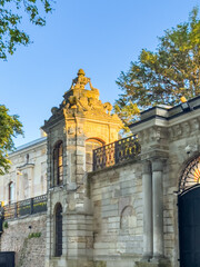 Obraz premium Ornate architectural detail of historic building with lush greenery
