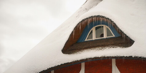 Reeddachhaus bei Schnee mit Eiszapfen - Reed Haus, Fenster im Winter